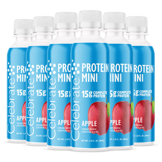 Mai multe sticle de Protein Mini Celebrate cu aromă de măr pe fundal alb