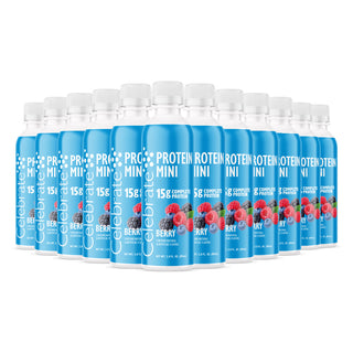 Mai multe recipiente de Protein Mini Berry cu aromă pe fundal alb