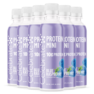 Mai multe sticle de aromă Blue Raspberry de Protein Mini pe un fundal alb